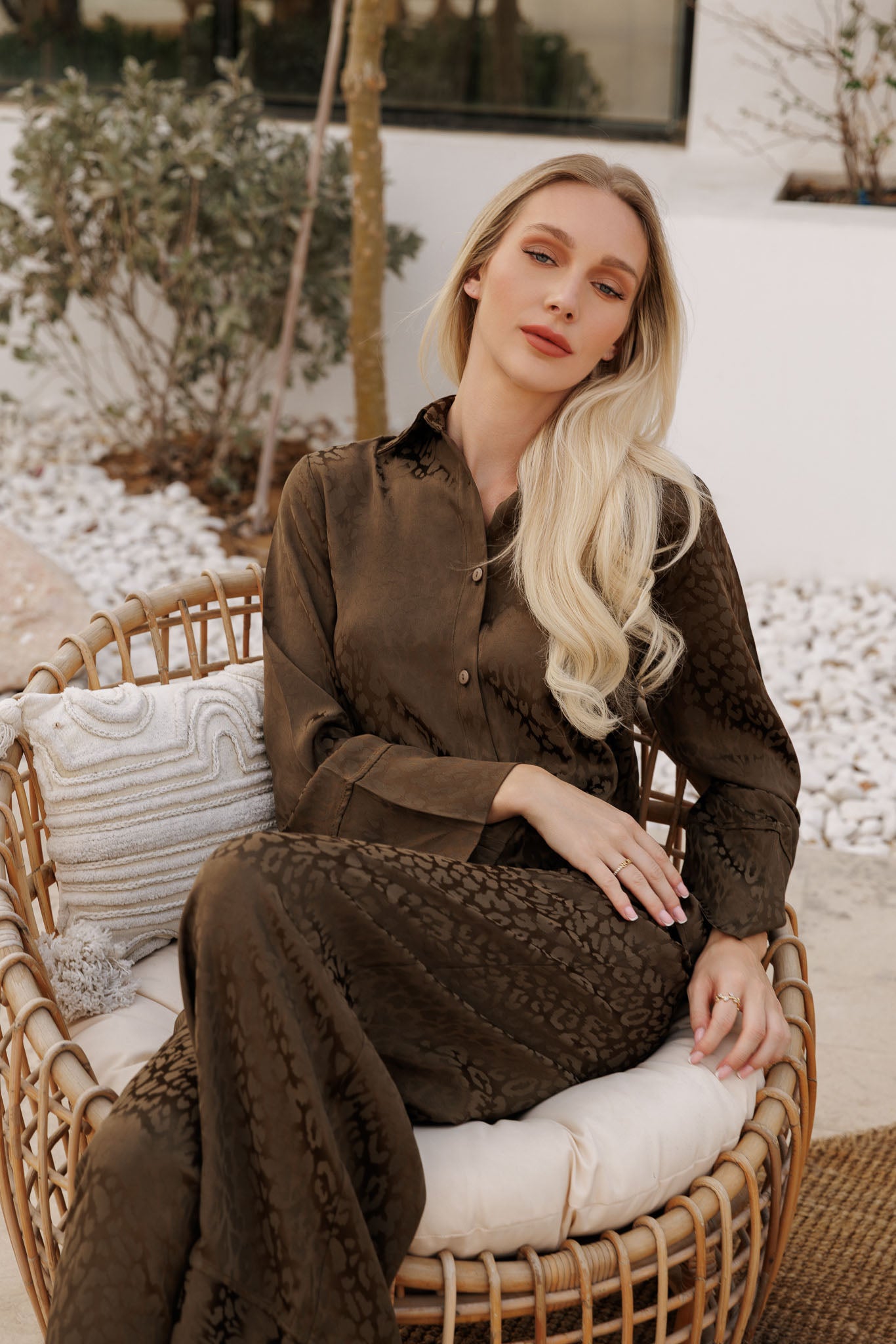 Elegant olive satin matching set with fluid silhouette, oversized shirt and comfortable trousers for modern resortwear style.